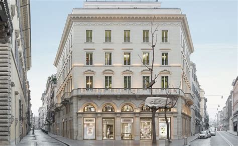 Fendi Gifts Rome With A New Landmark By Sculptor Giuseppe 